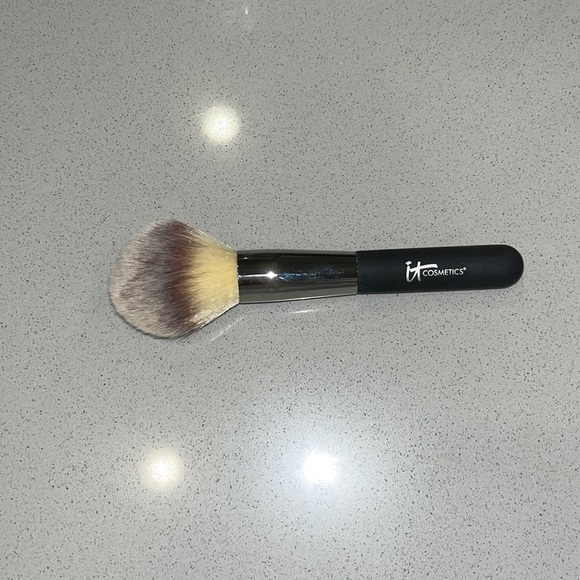 it cosmetics Other - IT cosmetics Heavenly Luxe Wand Ball Powder brush